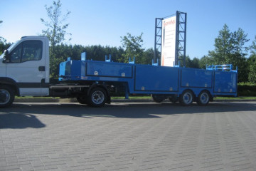 BE-trailer met opbergkoffers voor transport van hoogtewerker in Rijkevorsel