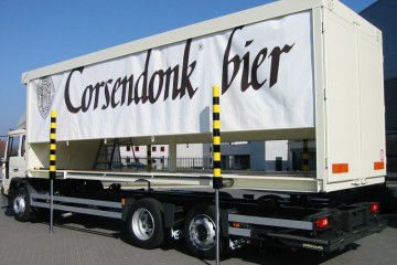 Hydraulische laadkast met zeilen voor dranktransport in Turnhout