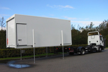 Hydraulisch afzetsysteem met gesloten laadkast en rolluik in Hulshout