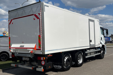 Gesloten laadkast met Dhollandia laadbrug op FORD in Geel