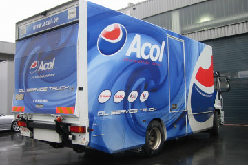 Gesloten laadkast met Dhollandia laadbrug op IVECO in Beerse