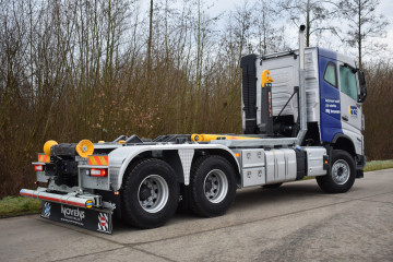 Opbouw van containersysteem Busi Group 20 ton op VOLVO in Balen