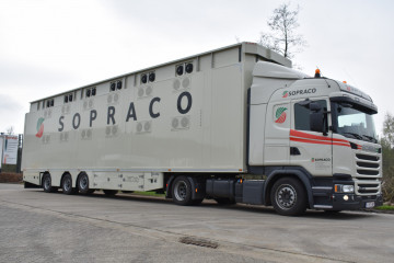 Gesloten dwarsgeventileerde IRMA oplegger voor levend vee met 2 laadvloeren in Geel 