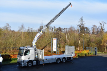 Laadkraan Copma 360.4 met open laadplateau en oprijramp op Mercedes in Averbode
