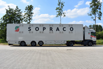 Gesloten dwarsgeventileerde IRMA oplegger voor levend vee met 2 laadvloeren in Geel 