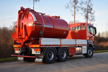Open laadbak met alu zijborden voor putboringen op MAN in Sint-Lenaarts