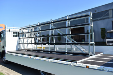 Open laadbak met alu zijborden en ramendrager op MAN in Beerse