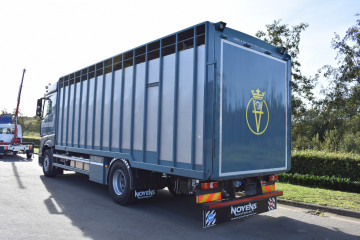 Afzetbare veelaadkast op Mercedes in Kortenaken