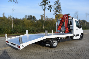 Laadkraan Ferrari F350A3 met open laadplateau op Renault in Arendonk