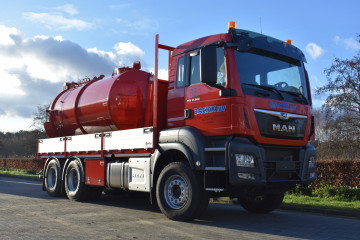 Open laadbak met alu zijborden voor putboringen op MAN in Sint-Lenaarts