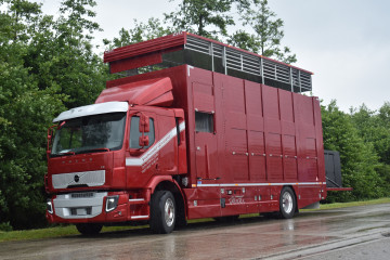 IRMA veelaadkast met 2 laadvloeren en zijdelings liftje op VOLVO in Meerhout