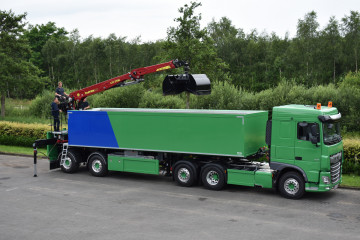 Oplegger met laadkraan Tajfun Liv voor transport van zand in Merksplas