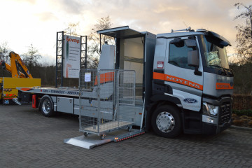 Depannagewagen met laadruimte achter cabine op Renault in Geel