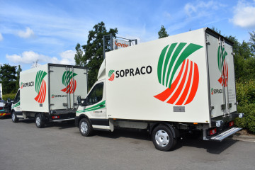 2x Geïsoleerde laadkasten voor het transport van gekoeld vlees op Ford in Geel