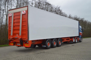 Geïsoleerde laadkast met Dhollandia laadbrug op oplegger in Geel 