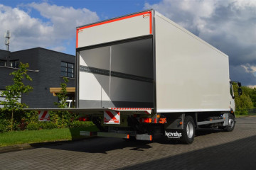 Geïsoleerde laadkast voor het transport van eieren met Dhollandia laadbrug op VOLVO in Retie