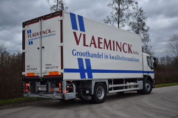 Geïsoleerde laadkast voor hangend vlees transport op Volvo in Heist-Op-Den-Berg