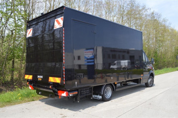 Gesloten laadkast met Dhollandia laadbrug op Mercedes in Kasterlee