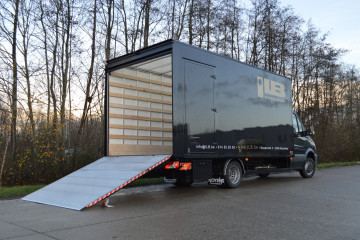 Gesloten laadkast met Dhollandia laadbrug op Mercedes in Kasterlee