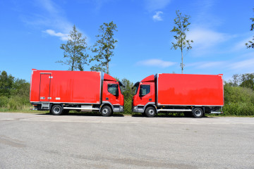 2x Gesloten laadkasten met laadbrug op DAF in Westerlo 