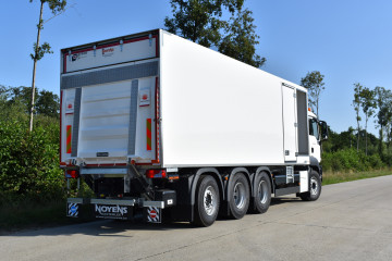 Gesloten laadkast met laadbrug op MAN in Diest 