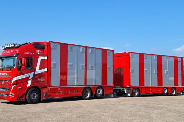 IRMA vrachtwagen + aanhangwagen met 2 laadvloeren op VOLVO in Schalkhaar