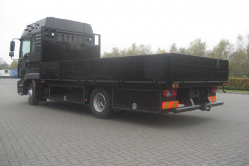 Open laadbak met zijborden en gereedschapskoffers op MAN in Meerhout 