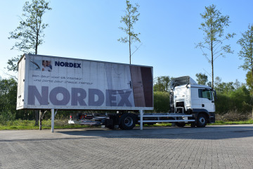 Afzetbare laadkast en laadbrug op MAN in Arendonk