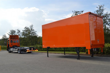 Gesloten laadkast met Dhollandia laadbrug op IVECO in Balen 