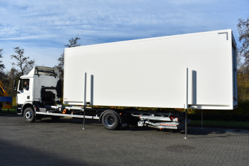 Hydraulisch afzetsysteem met gesloten laadkast en rolluik in Herentals 