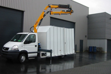 Laadkraan Copma 55.2J1 met gesloten laadbak voor glastransport op Renault in Lille