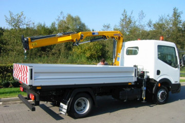 Laadkraan Copma 38.2 met open laadbak op Nissan in Brussel