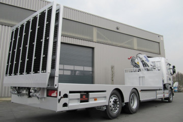 Laadkraan Copma 160.4 met open laadplateau en Dhollandia oprijramp op Scania in Averbode