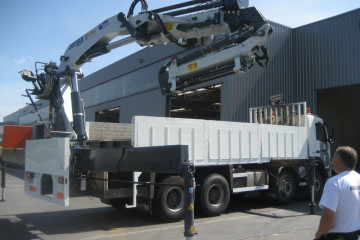 Laadkraan Copma 420.5J4 met open laadbak en zijborden op VOLVO in Turnhout