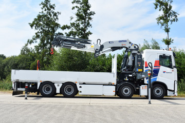 Laadkraan Copma 650.7 met open laadbak op VOLVO in Geel 