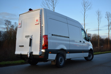 Dhollandia laadbrug op bestelwagen Mercedes Sprinter in Bree