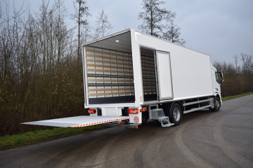 Gesloten laadkast met Dhollandia laadbrug op DAF in Hulshout