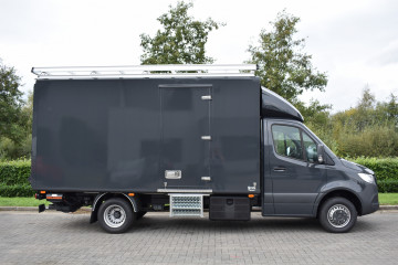 Gesloten laadkast met laadbrug en dakdrager op Mercedes in Aarschot