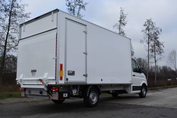 Gesloten laadkast met laadbrug en verlenging boven cabine op MAN in Sint-Lenaarts