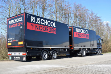 Volumecombinatie met gesloten plywood laadkasten voor rijschool in Wuustwezel