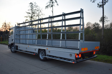 Open laadbak met alu zijborden voor glastransport op MAN in Beerse