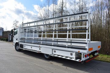 Open laadbak met alu zijborden voor glastransport op MAN in Denderhoutem