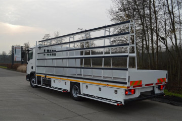 Open laadbak met alu zijborden voor glastransport op MAN in Beerse
