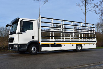 Open laadbak met alu zijborden voor glastransport op MAN in Beerse
