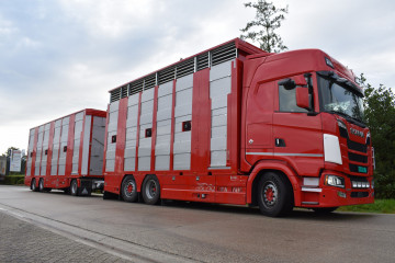 IRMA vrachtwagen + aanhangwagen met 3 laadvloeren op SCANIA in Baarle-Nassau 