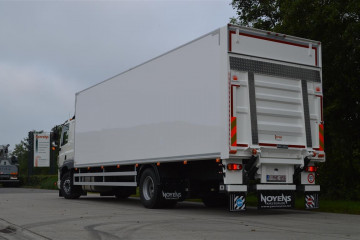 Gesloten laadkast met Dhollandia laadbrug op DAF in Hulshout