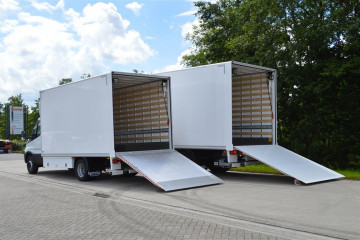 2 x Opbouw van gesloten laadkast met Dhollandia laadbrug op IVECO in Herentals