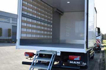 Gesloten laadkast met rolluiken op MAN in Geel