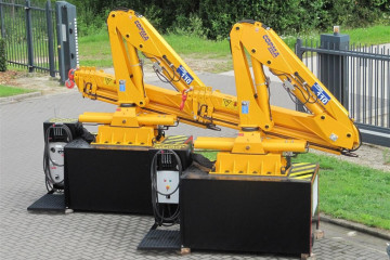 Marinekraan COPMA 110M.4 op vaste stoel voor het laden/lossen van binnenschepen in Luik