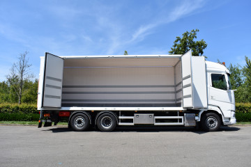 Gesloten laadkast met vouwdeuren en Dhollandia laadbrug op DAF in Tielen 